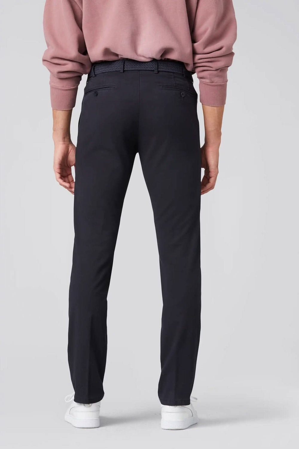 Pantalon chino noir vu de dos, avec ceinture arrondie et finitions confortables, en tissu respirant.