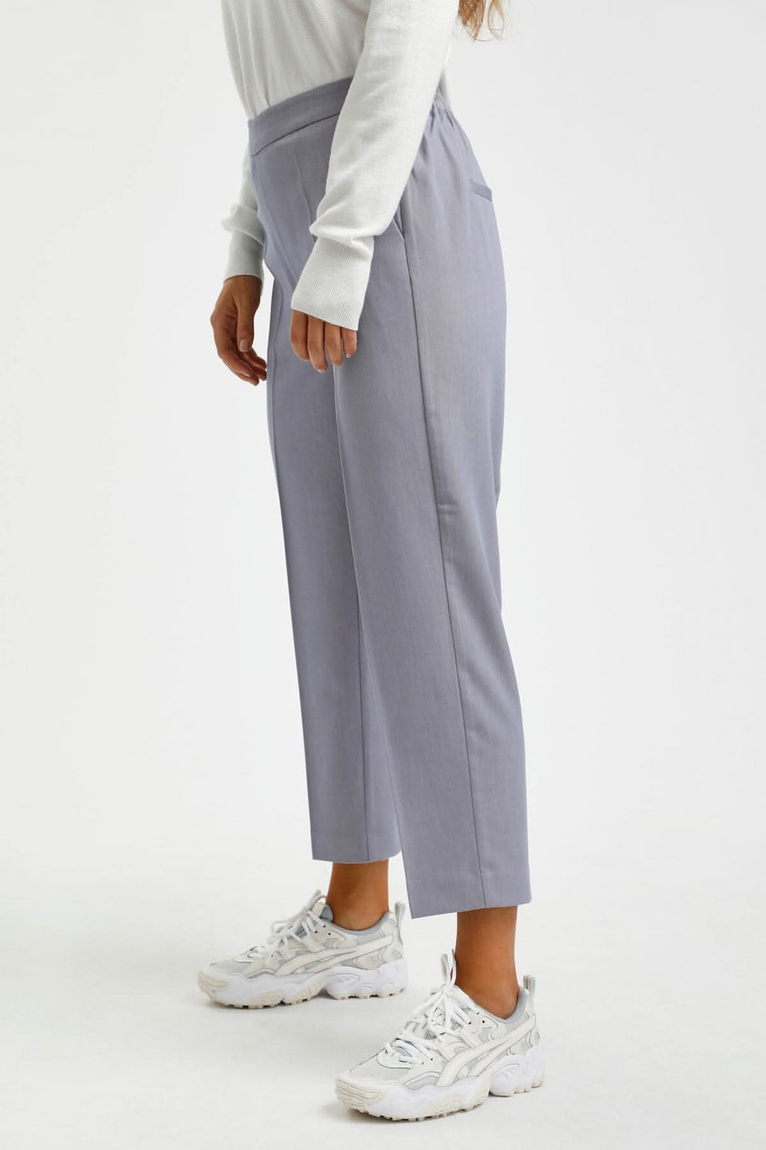 Pantalon court sakura pour femme, confortable, jambe droite, couleur gris clair, avec poches intégrées.