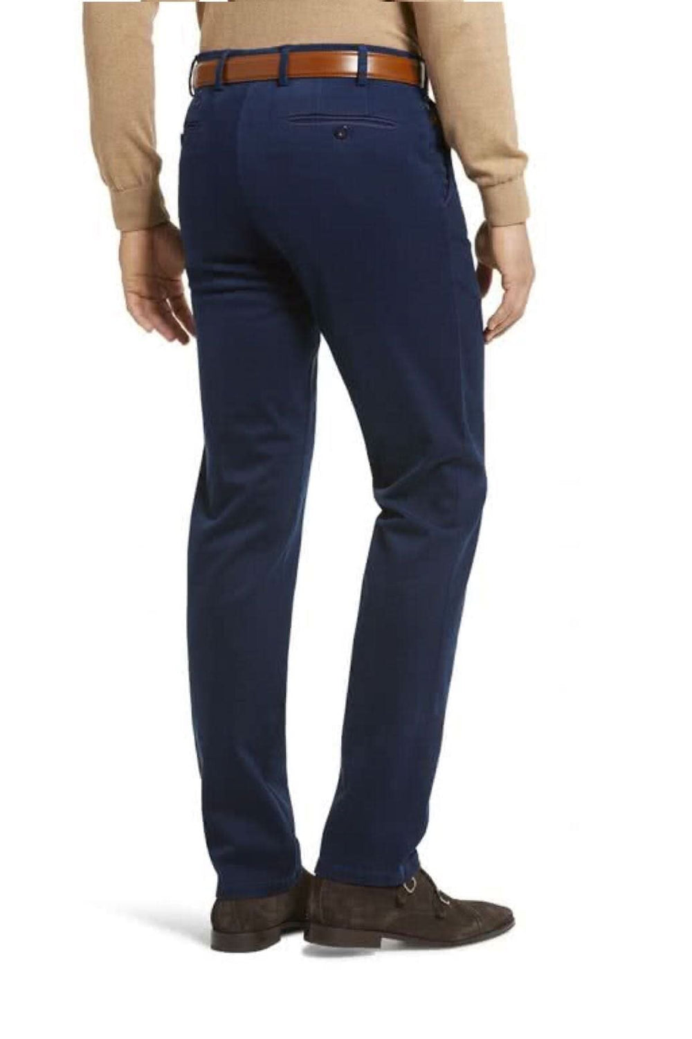 Pantalon en coton bleu, ajustement moderne, avec ceinture en cuir, vue arrière, collection Meyer EXCLUSIVE.