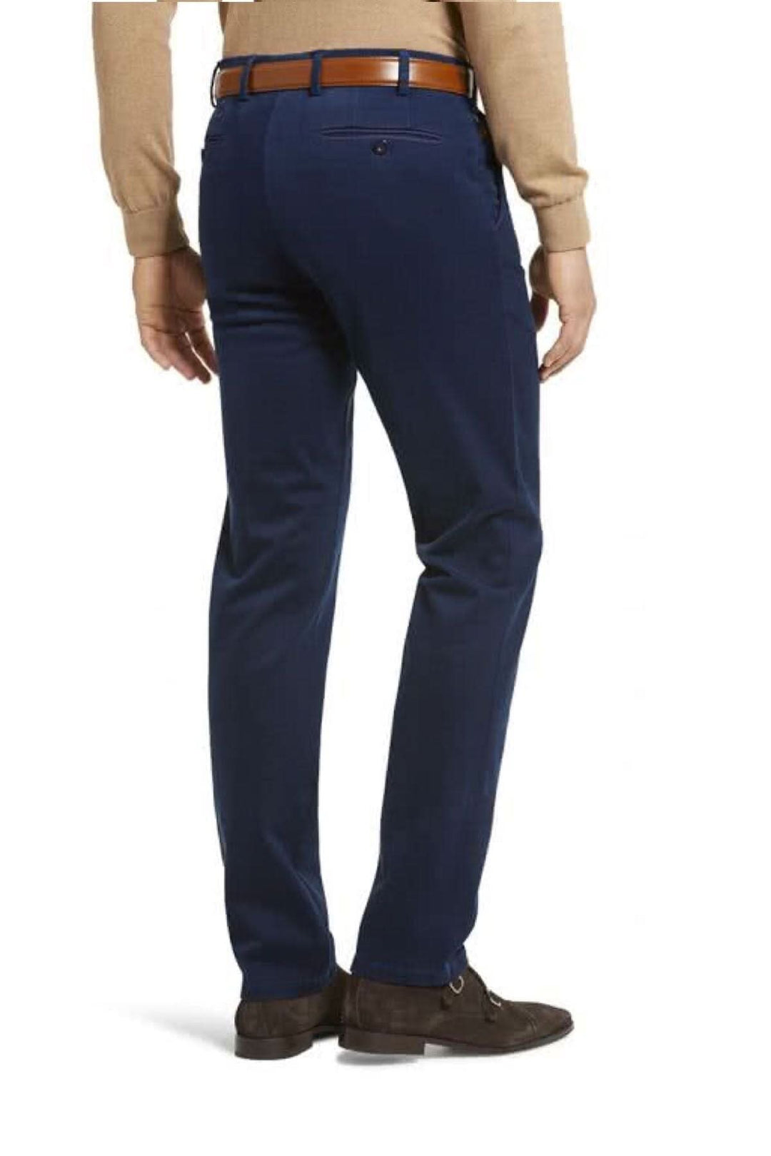 Pantalon en coton bleu, ajustement moderne, avec ceinture en cuir, vue arrière, collection Meyer EXCLUSIVE.