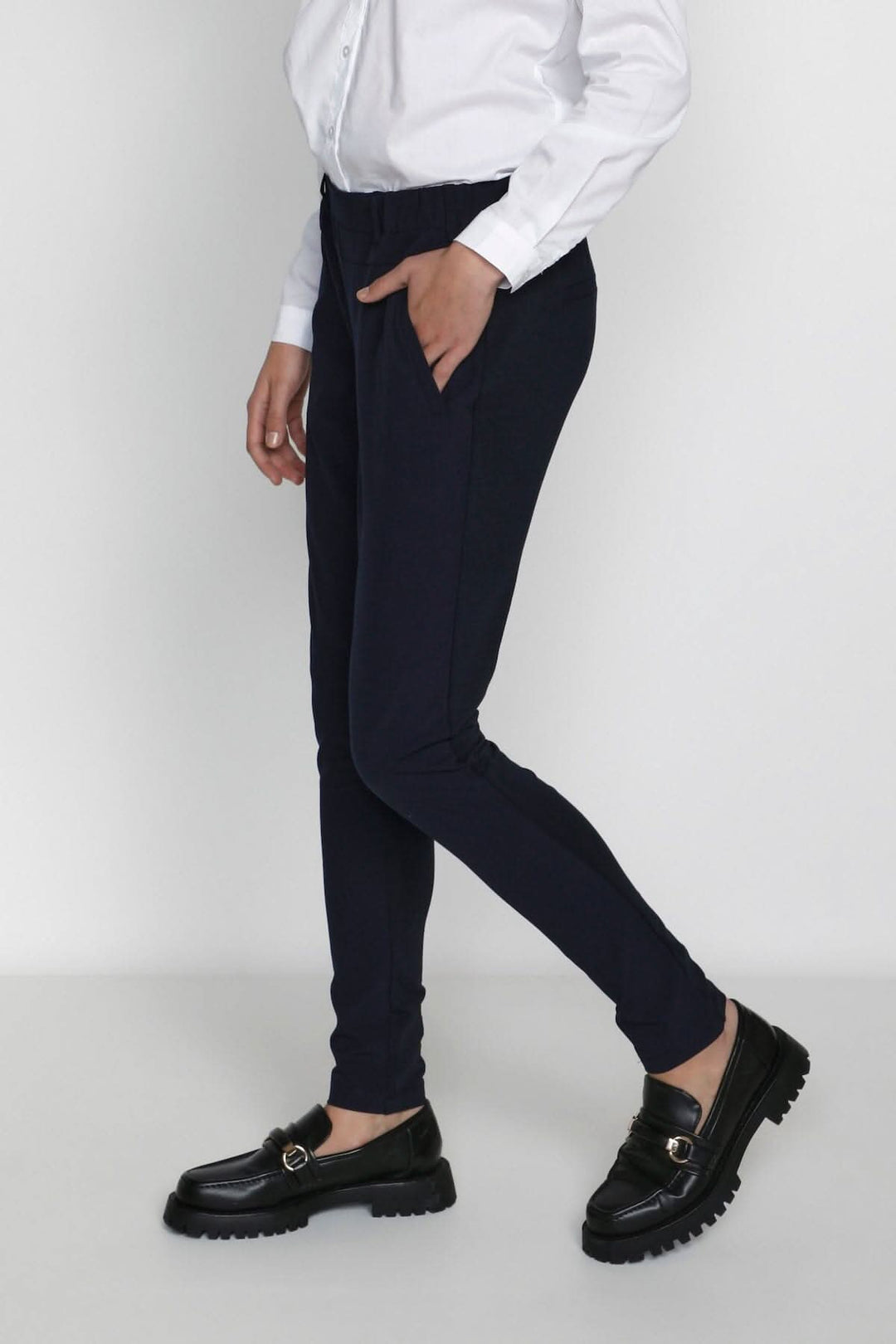 Pantalon de tailleur Jillian Sofie, coupe régulière, avec poches, porté avec une chemise blanche.
