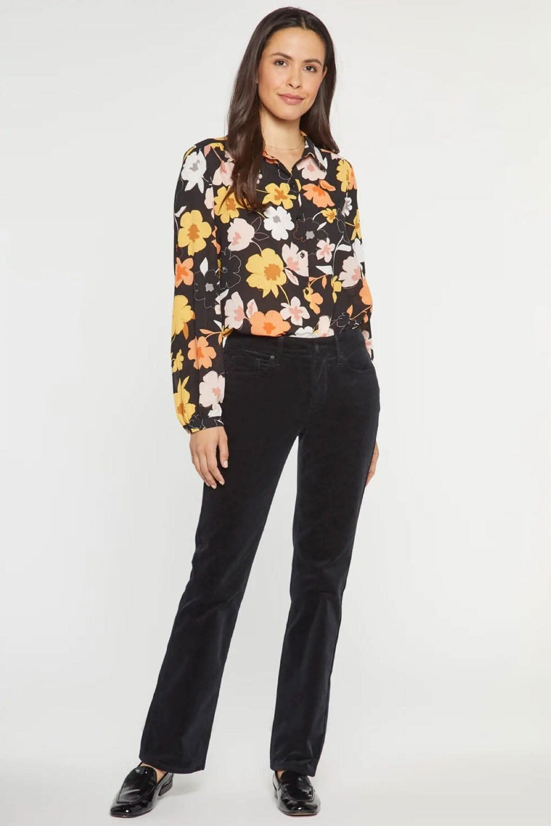 Femme portant le pantalon droit Marilyn en velours côtelé avec chemisier floral.