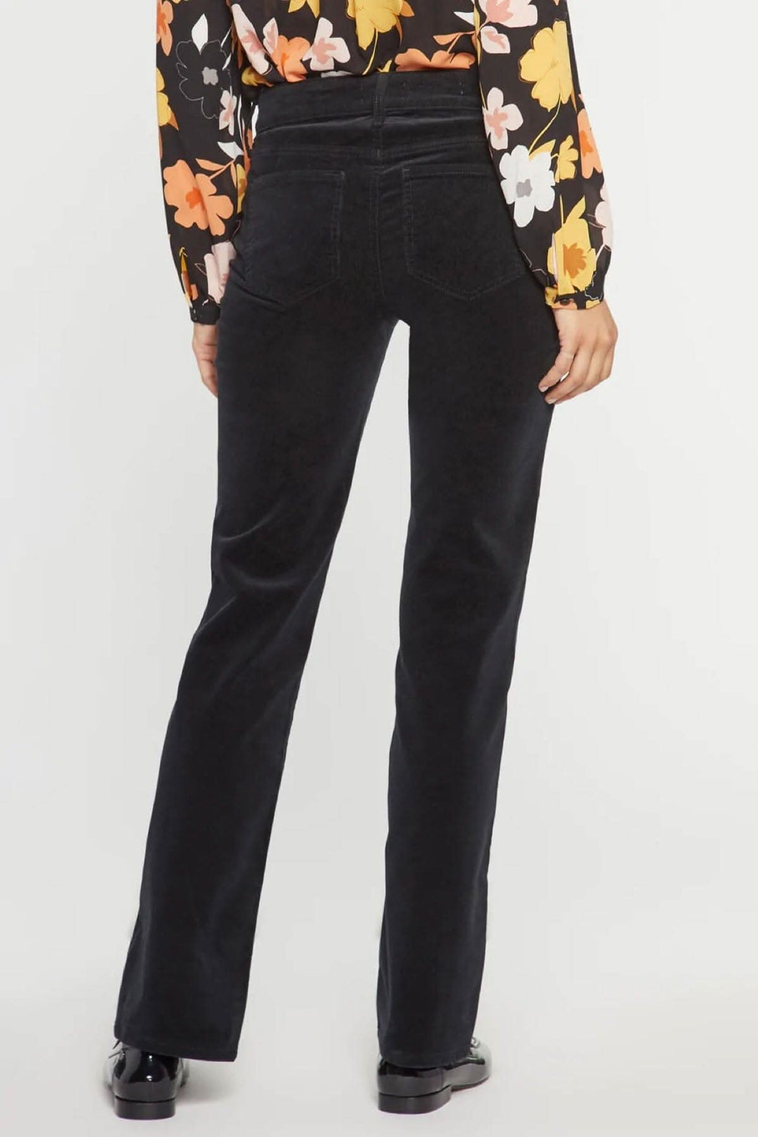 Pantalon droit Marilyn en velours côtelé, vue arrière, avec une blouse à fleurs colorées.