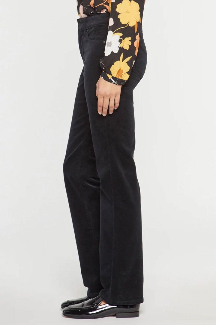 Pantalon droit Marilyn en velours côtelé noir, offrant une coupe classique et flatteuse.