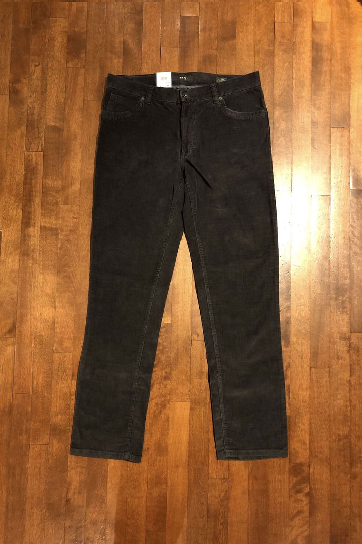 Pantalon en corduroy charcoal Brax, coupe droite, style Cadiz, 98% coton, 2% élasthanne, article 83-1438/05.