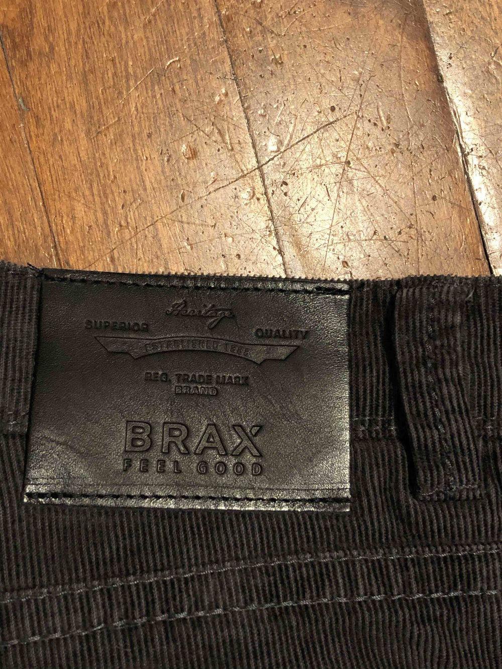Étiquette en cuir de pantalon en corduroy Brax, coloris charcoal, style Cadiz, qualité supérieure.
