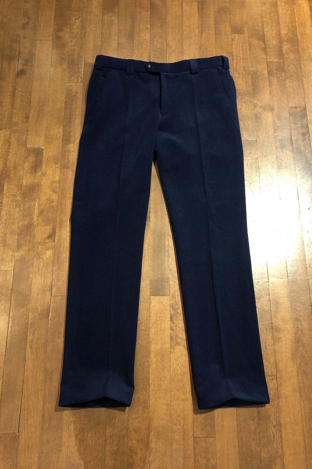Pantalon en corduroy bleu marine, coupe régulière, fabriqué en Roumanie, résistant et confortable.