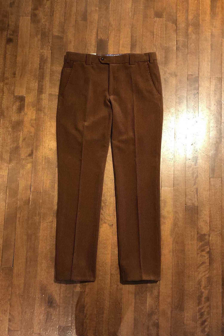 Pantalon en corduroy marron sur un sol en bois, coupe régulière, confortable et éco-responsable.