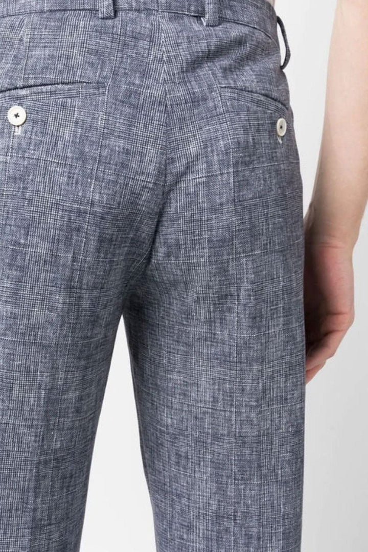 Pantalon en coton extensible bleu avec motif à carreaux, vue arrière des poches boutonnées.