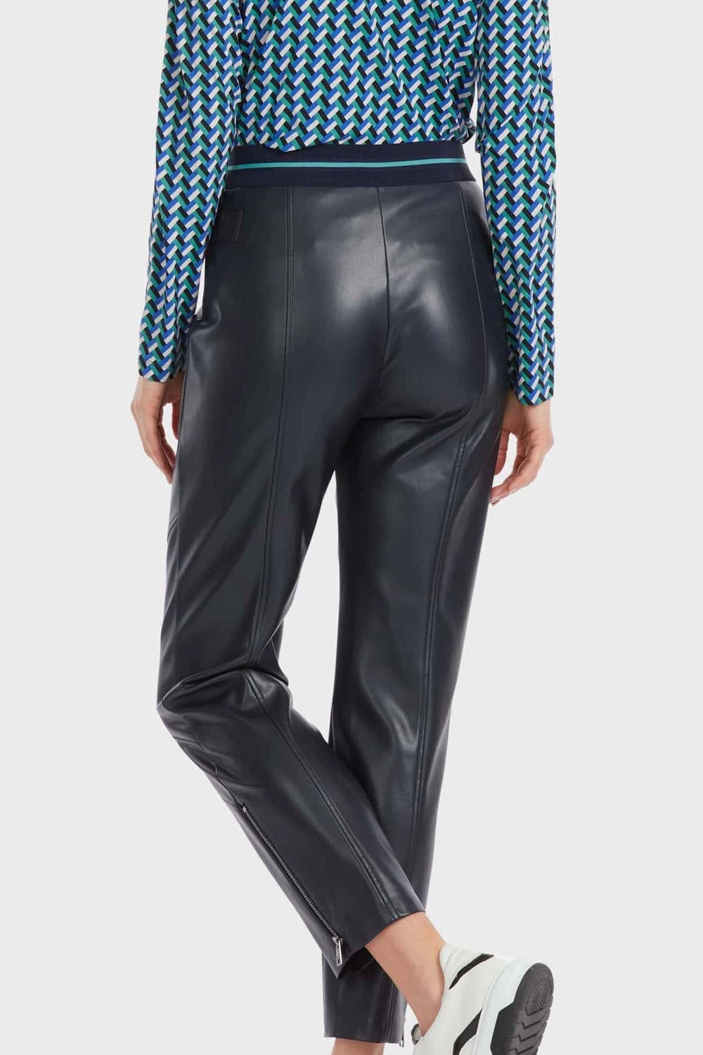 Pantalon en cuir SOFIA noir, coupe étroite, ceinture élastiquée et ourlet fendu avec zip.