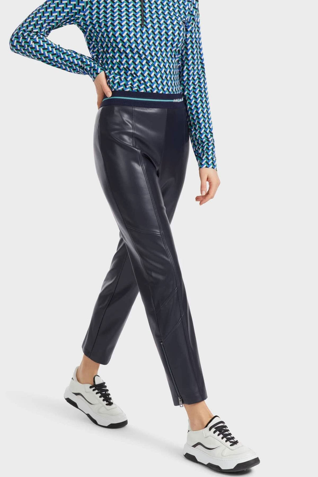 Pantalon en cuir SOFIA noir, coupe près du corps, ceinture élastiquée, ourlet fendu avec fermeture éclair.