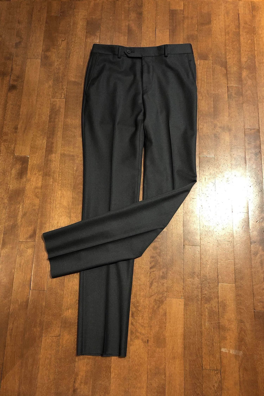Pantalon en laine Samuelsohn de couleur charcoal, 100% laine, fabriqué au Canada, style habillé.