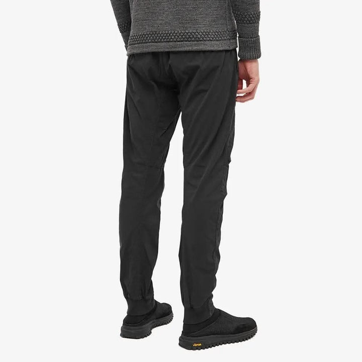 Pantalon ergonomique en twill stretch noir, avec poches latérales et taille élastiquée, porté de dos.
