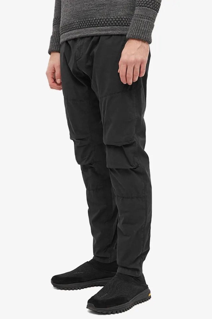 Pantalon ergonomique en twill stretch noir avec poches, porté par un homme, style décontracté et fonctionnel.