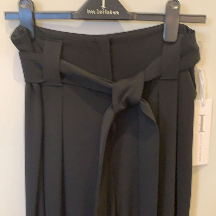 Pantalon jambe large noir avec ceinture tendance, style F19JM4285, idéal pour un look élégant.