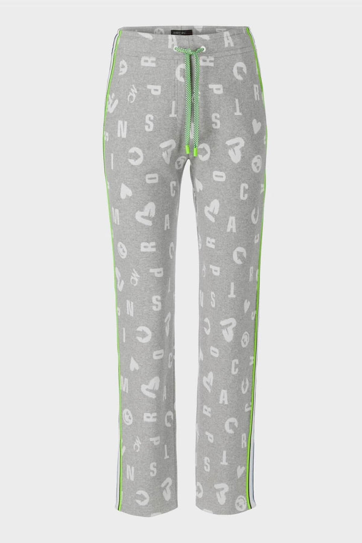 Pantalon jogging Roanne en maille fine grise avec motifs lettres et cœurs, bandes colorées et cordon de serrage.