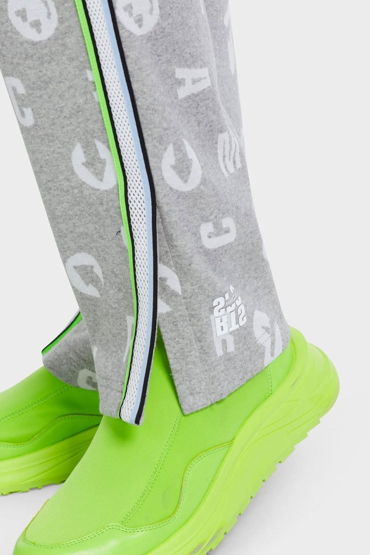 Pantalon jogging gris ROANNE avec motifs lettres et cœurs, accompagné de sneakers vert fluo.