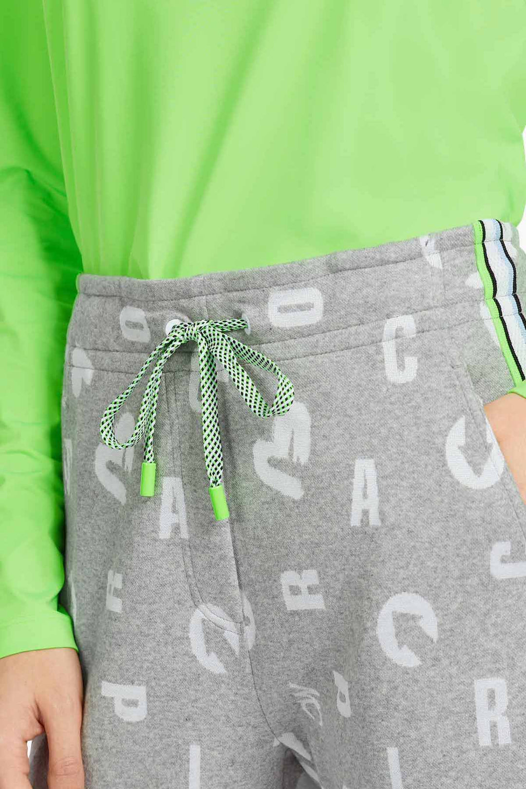 Pantalon jogging Roanne en maille fine gris argenté avec cordon de serrage et poches latérales.