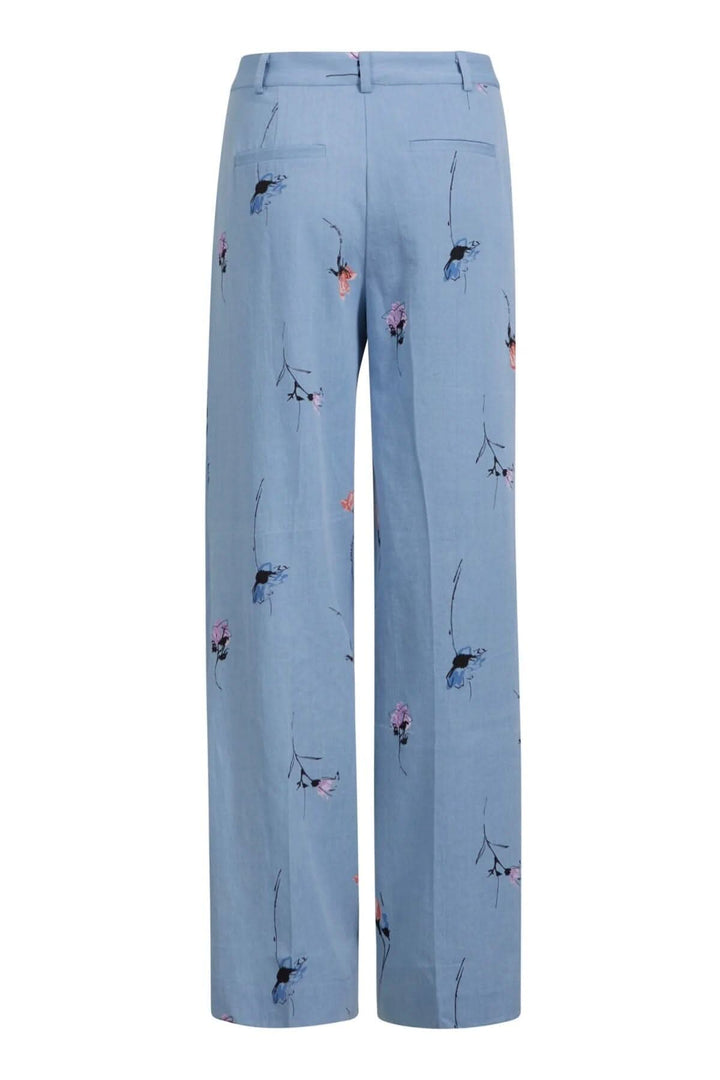 Pantalon large en denim avec imprimé floral, coupe baggy, deux poches arrières, style décontracté.
