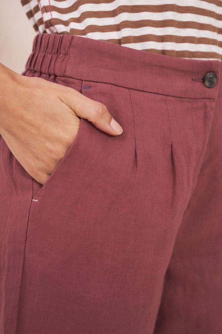 Pantalon Maddie en lin, détail de la taille élastique et poches pratiques, couleur bordeaux.