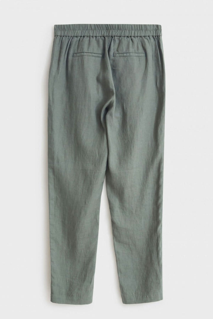 Pantalon Maddie en lin avec élastique au dos et poches latérales, couleur vert doux.