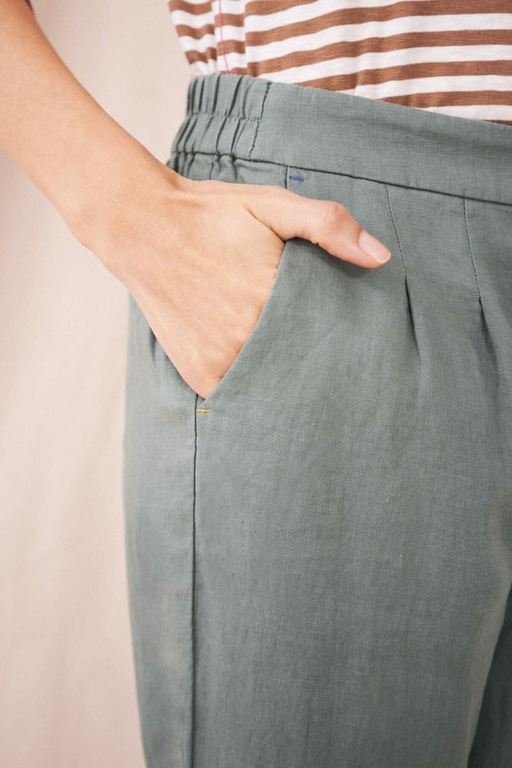 Détail du pantalon Maddie avec poches et élastique, parfait pour les temps chauds.