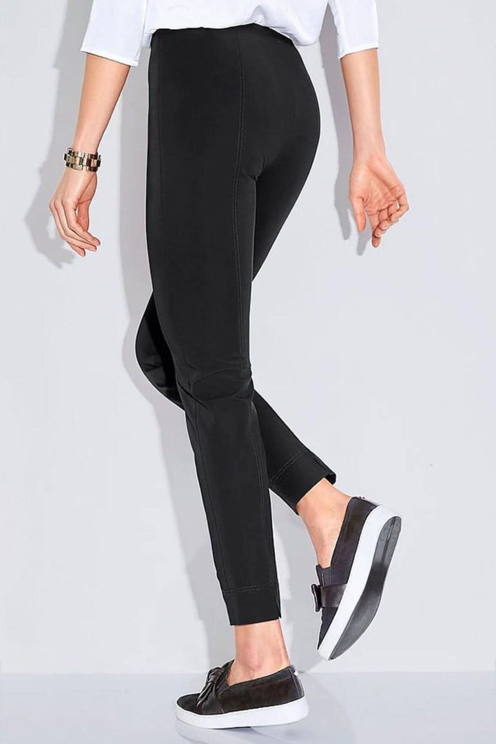 Pantalon penny jambe longue noir, coupe ajustée et extensible, avec coutures décoratives et petite fente à l'arrière.