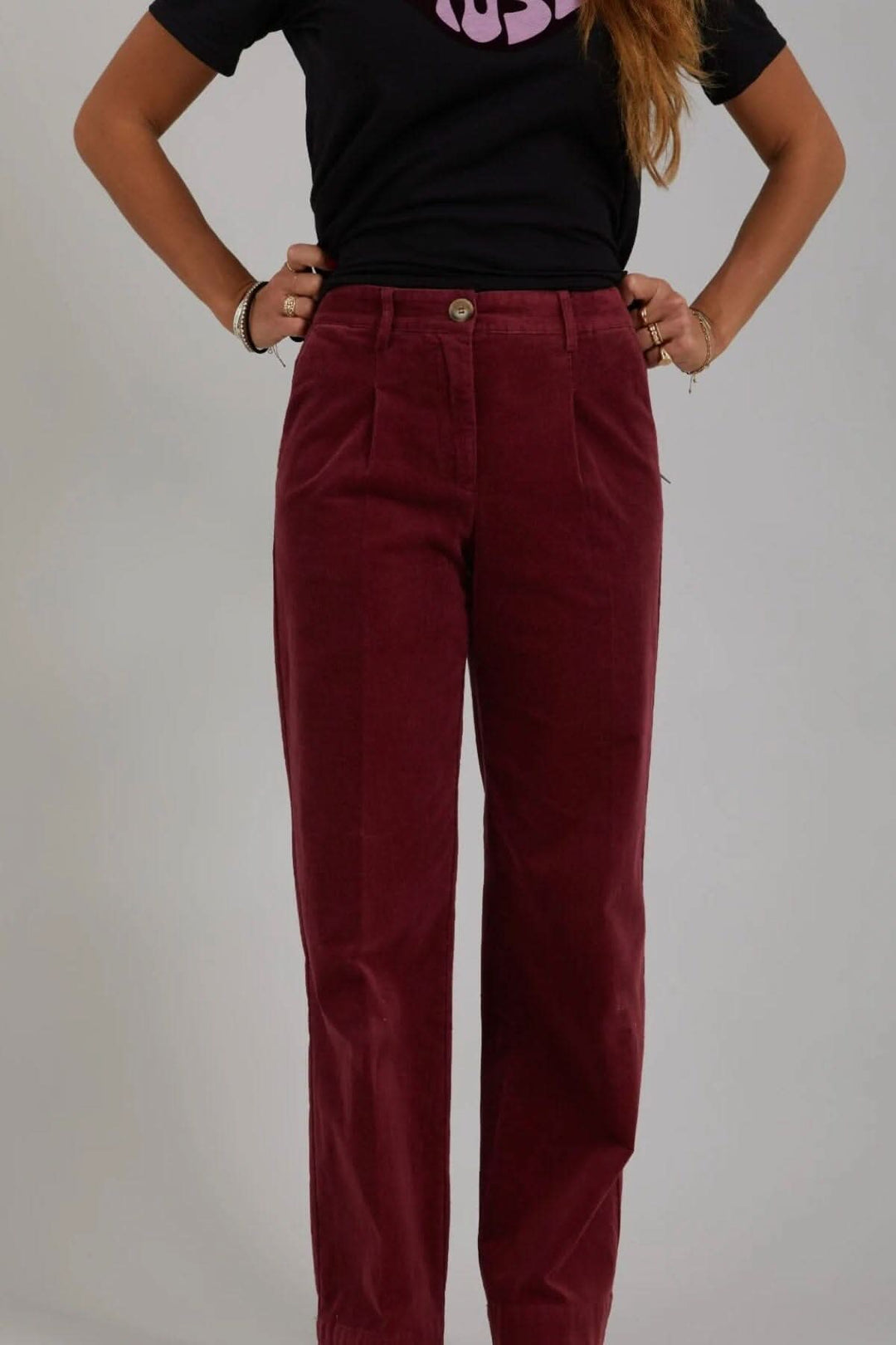 Pantalon Petra en velours côtelé bordeaux avec jambes larges, parfait pour une tenue décontractée.