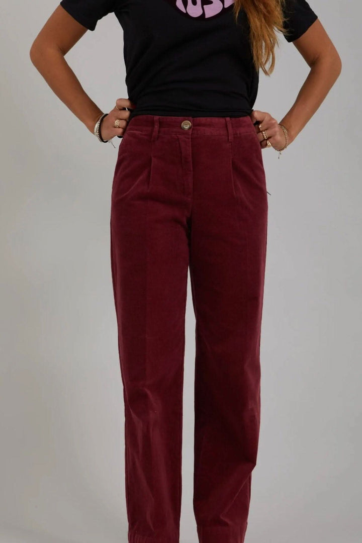 Pantalon Petra en velours côtelé bordeaux avec jambes larges, parfait pour une tenue décontractée.