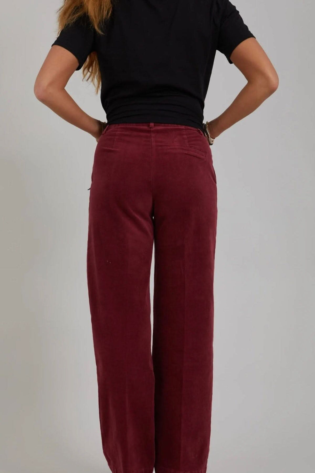 Pantalon Petra en velours côtelé, coupe décontractée, taille ajustée, vue arrière.