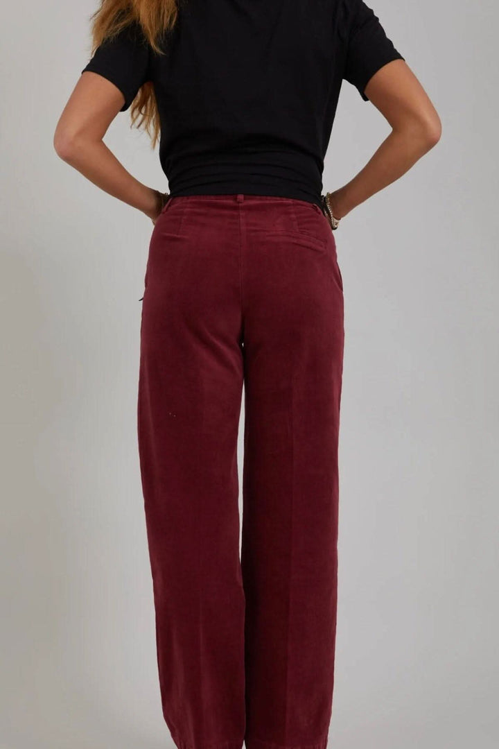 Pantalon Petra en velours côtelé, coupe décontractée, taille ajustée, vue arrière.