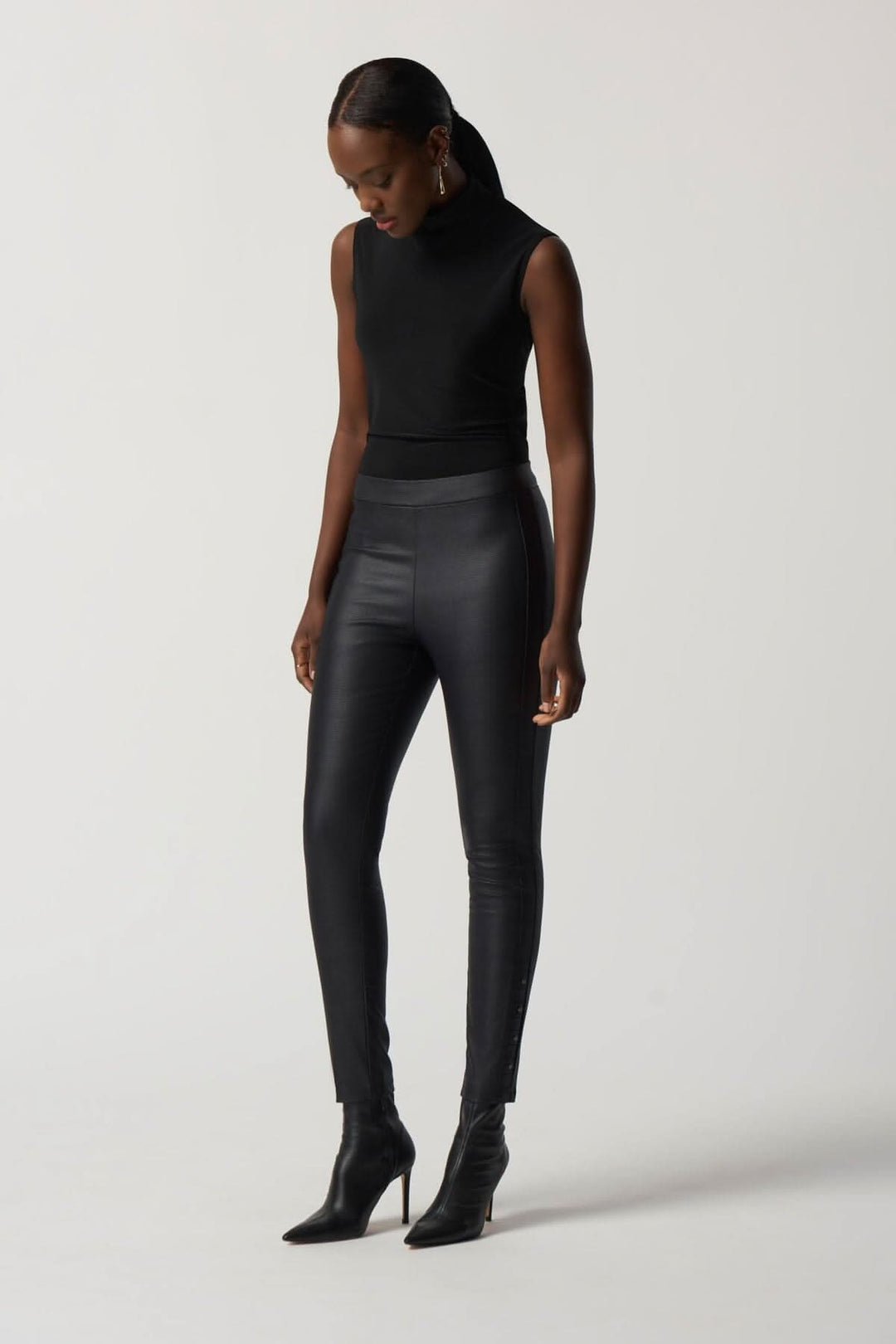 Pantalon skinny noir élégant avec top ajusté, offrant confort et style sophistiqué.