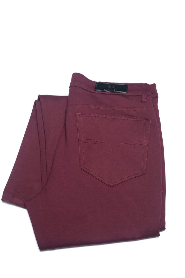 Pantalon stretch habillé de la collection Au Noir 2023, coupe slim fit et 5 poches en matière extensible.