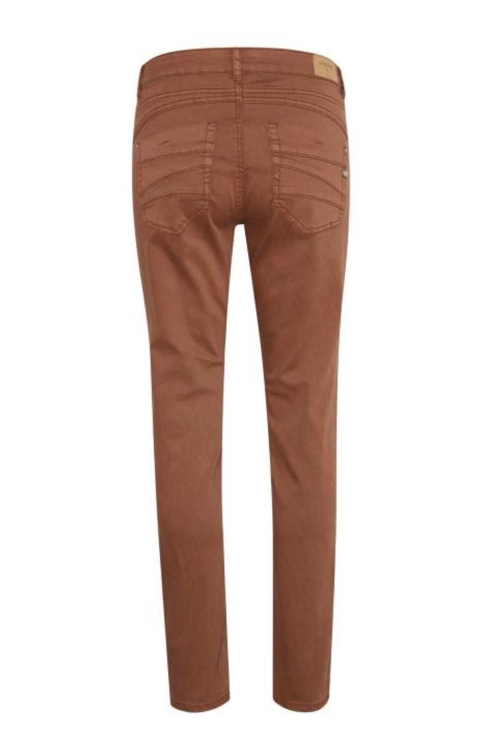 Pantalon style jean étroit marron avec coupe régulière et jambe étroite, vu de l'arrière.