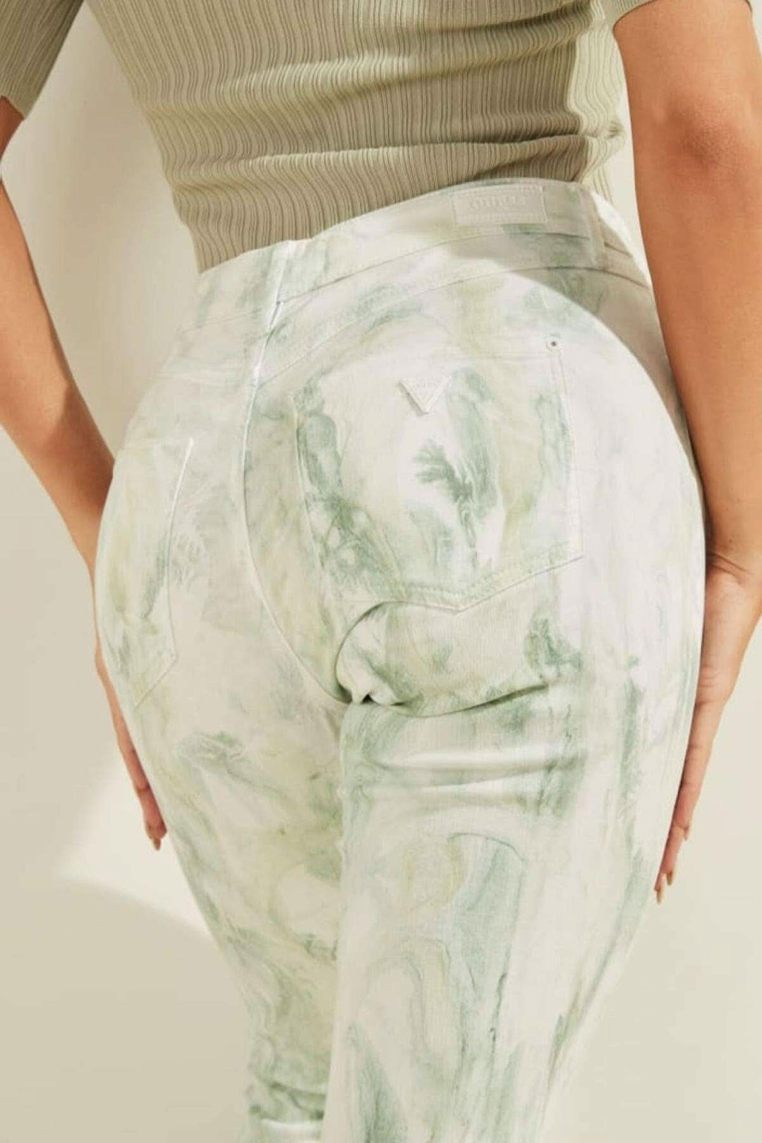 Pantalon taille haute marbré, coupe étroite avec motif marbré unique, vue arrière.