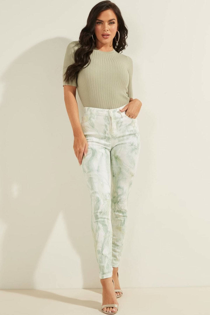 Femme portant un pantalon taille haute marbré avec un haut ajusté, idéal pour un look printanier élégant.