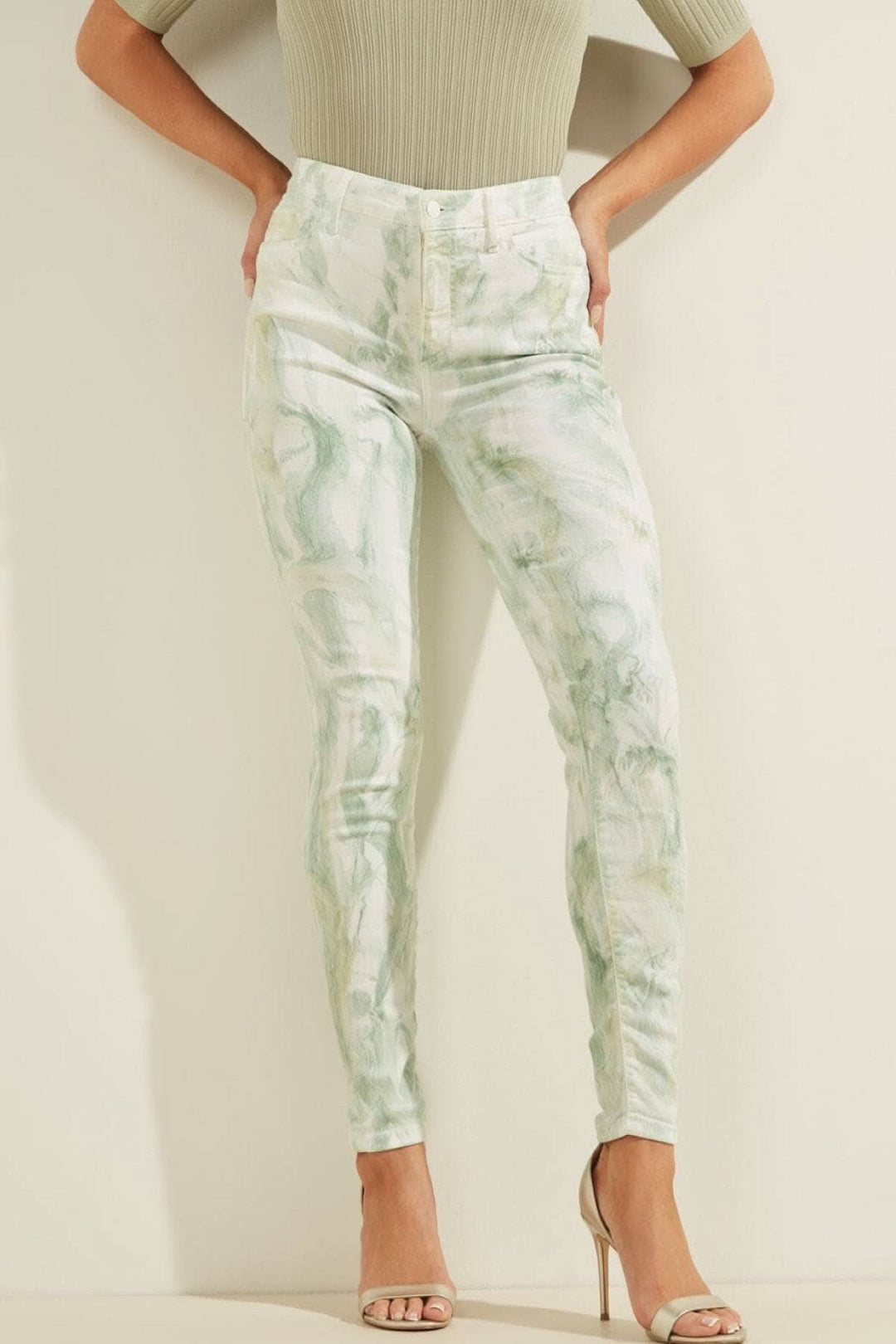 Pantalon taille haute marbré avec coupe étroite, motif unique, et finition raffinée, parfait pour un look printanier.