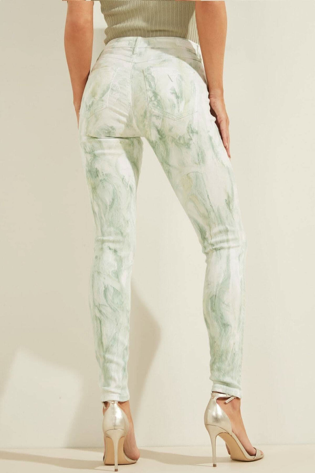 Pantalon taille haute marbré avec braguette zippée et design unique, arrière, style moulant.