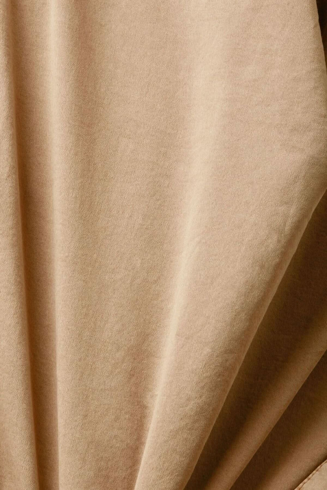 Tissu beige doux et extensible, idéal pour des vêtements confortables comme un pantalon cargo.