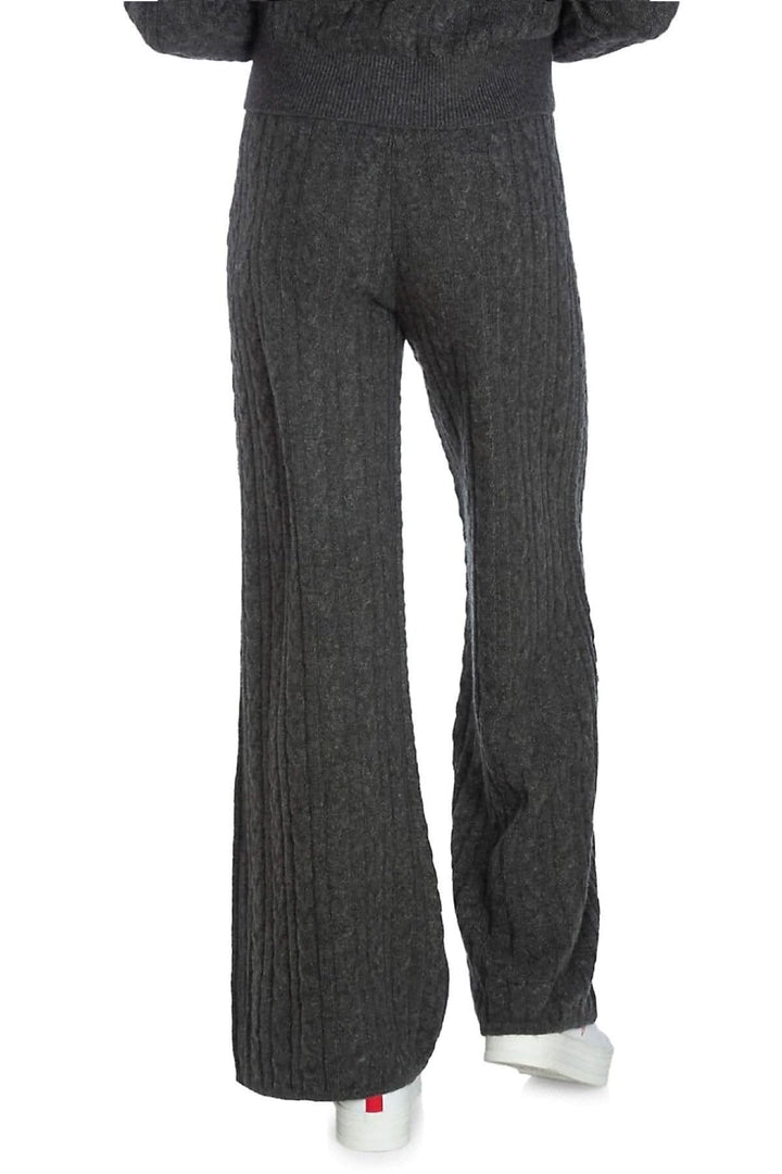 Pantalon Tamara large en câble, violet foncé, avec jambe large et taille élastique, en tricot torsadé.