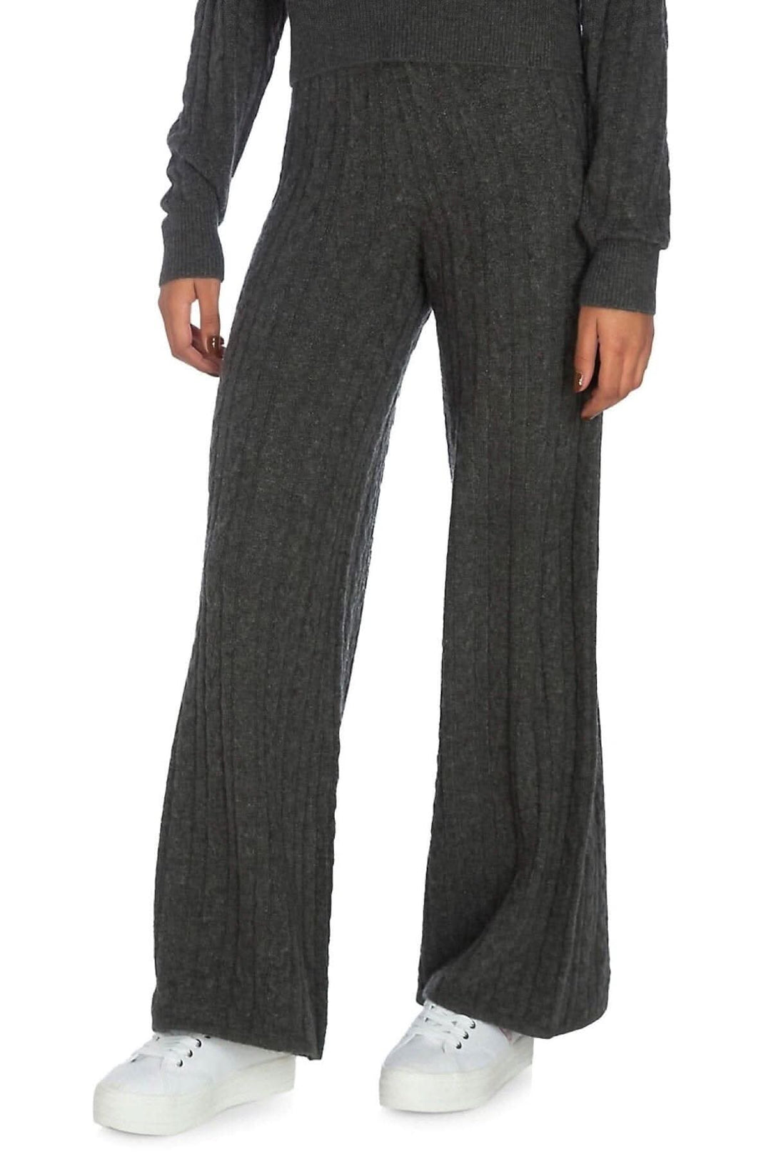 Pantalon large en tricot torsadé gris, avec taille élastique, parfait pour un style confortable et moderne.