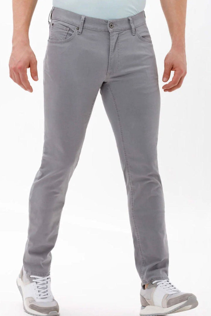 Pantalon en coton style CHUCK pour homme, coupe moderne gris, porté avec des baskets confortables.