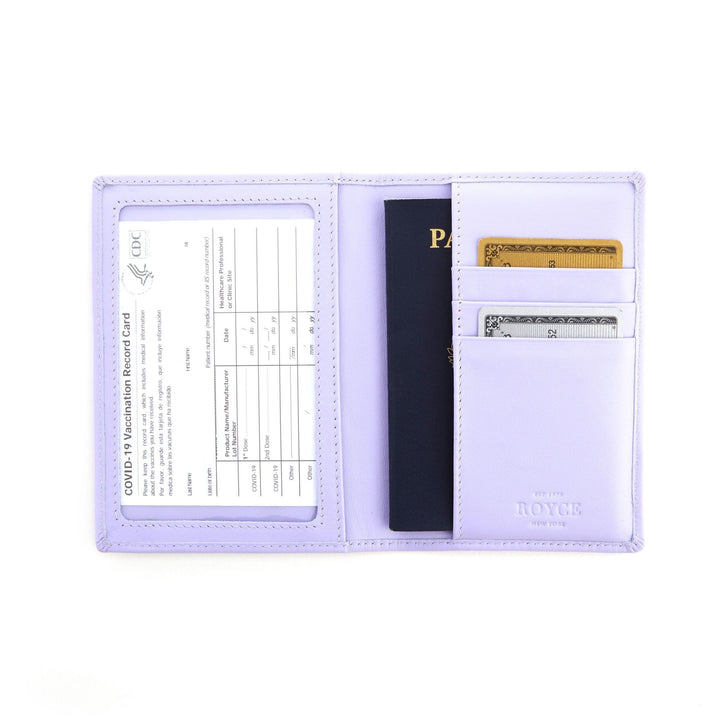 Porte-passeport violet avec pochette pour carte de vaccin et fentes pour cartes de crédit, élégant et pratique.