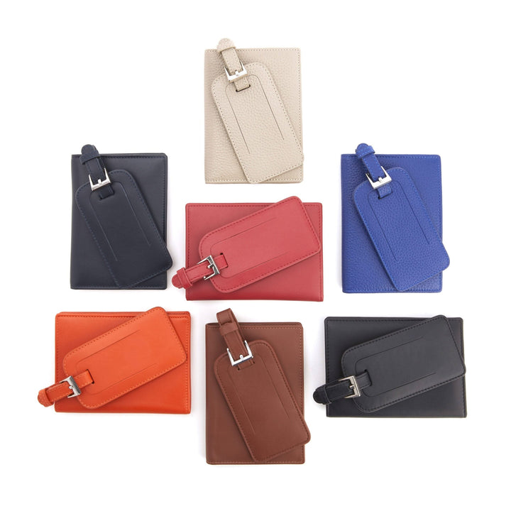 Coffret cadeau de voyage avec étui à passeport et étiquettes à bagages en cuir coloré.