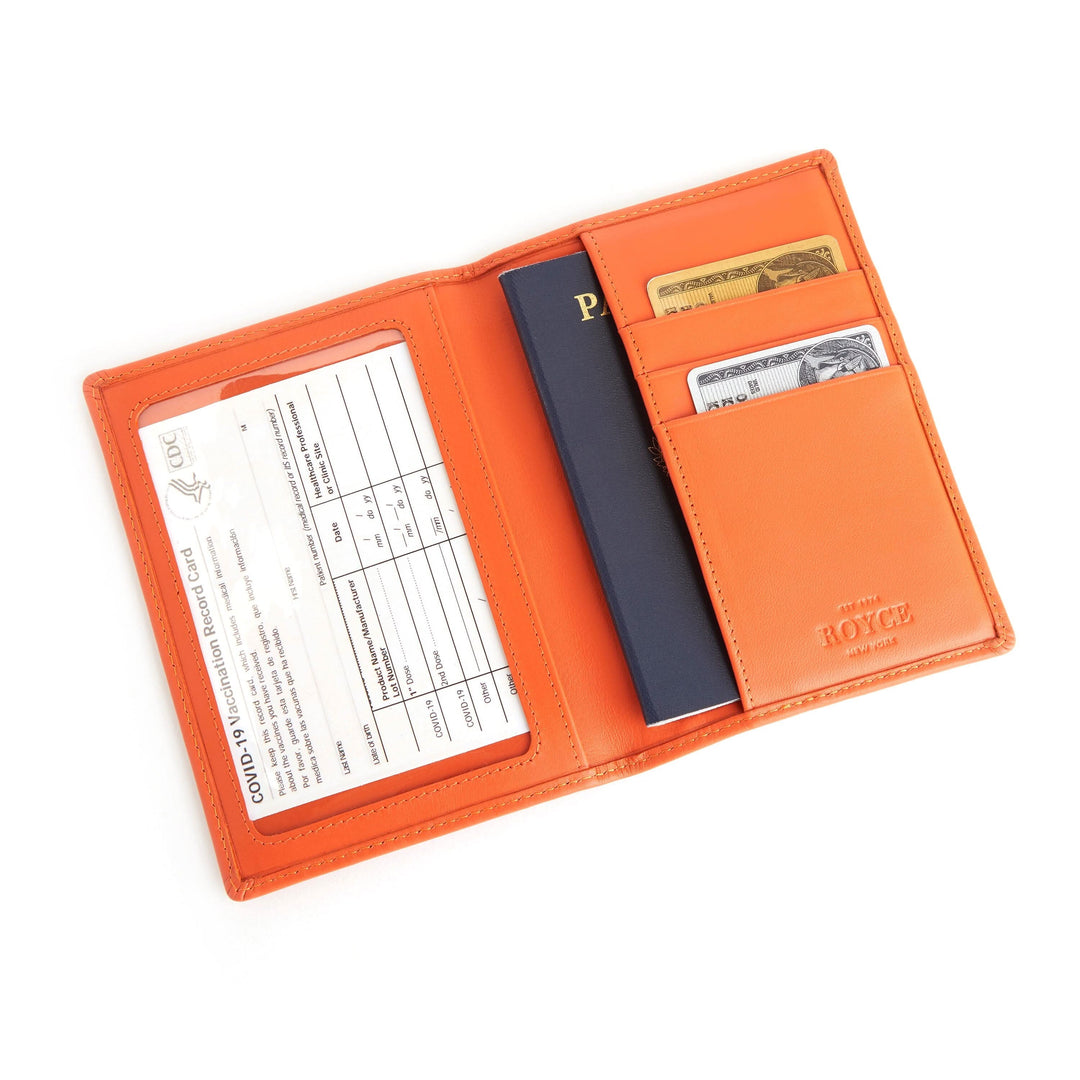 Coffret cadeau de voyage avec étui à passeport orange et poches pour cartes de crédit et carte de vaccination.
