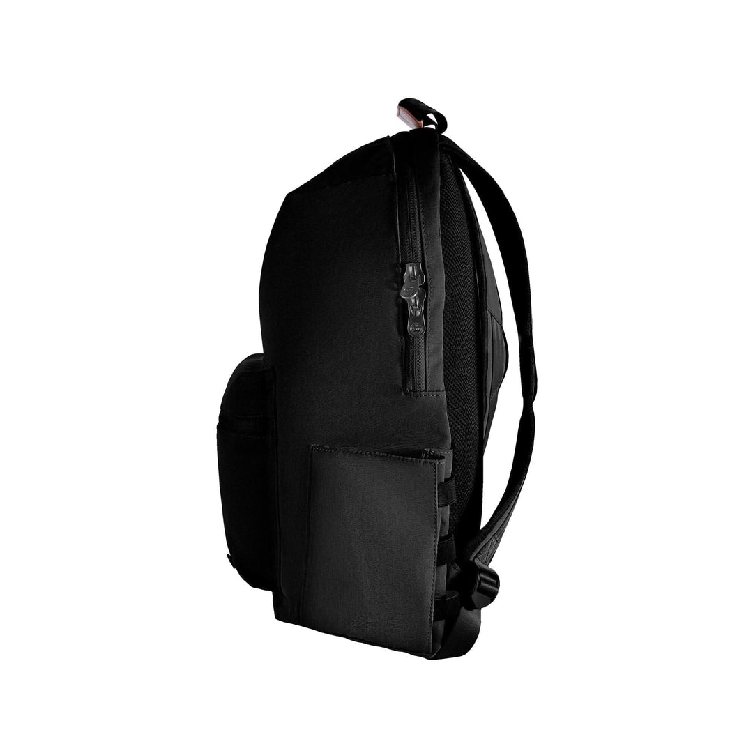 Sac à dos Granville 22L noir, fabriqué en polyester recyclé, vue de côté avec poche avant.