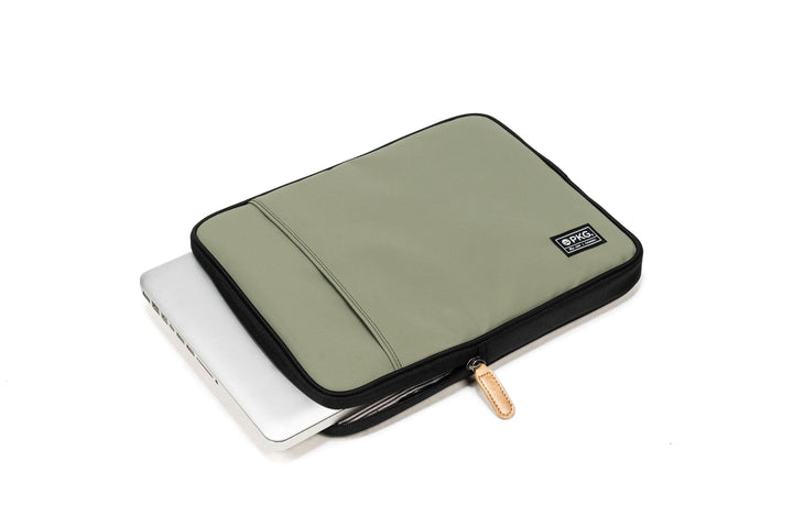 Pochette PKG Stuff pour ordinateur portable 13"-16" en polyester vert, idéale pour le rangement d'accessoires.