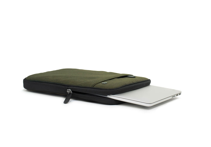 Pochette PKG Stuff pour ordinateur portable avec un ordinateur à moitié inséré, couleur vert. Design compact et moderne.