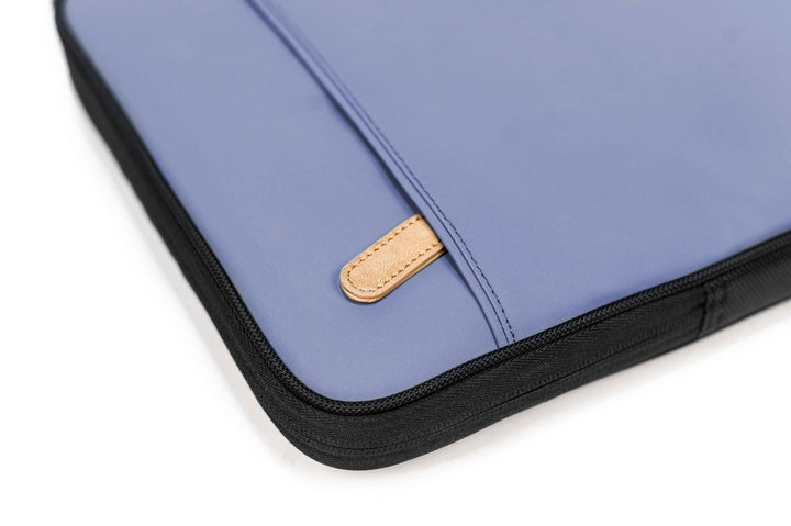 Pochette PKG Stuff pour ordinateur portable en polyester durable avec fermeture éclair et détail en cuir.