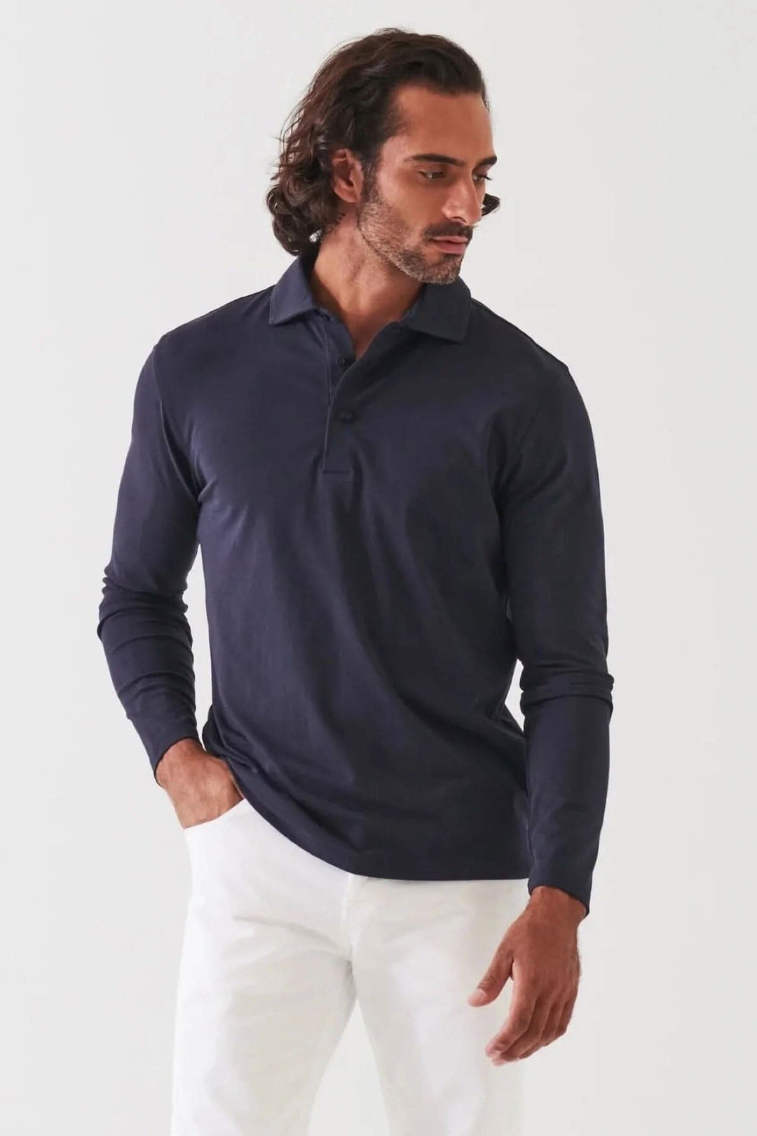Homme portant un polo de coton stretch à manches longues, couleur marine, avec un look décontracté.